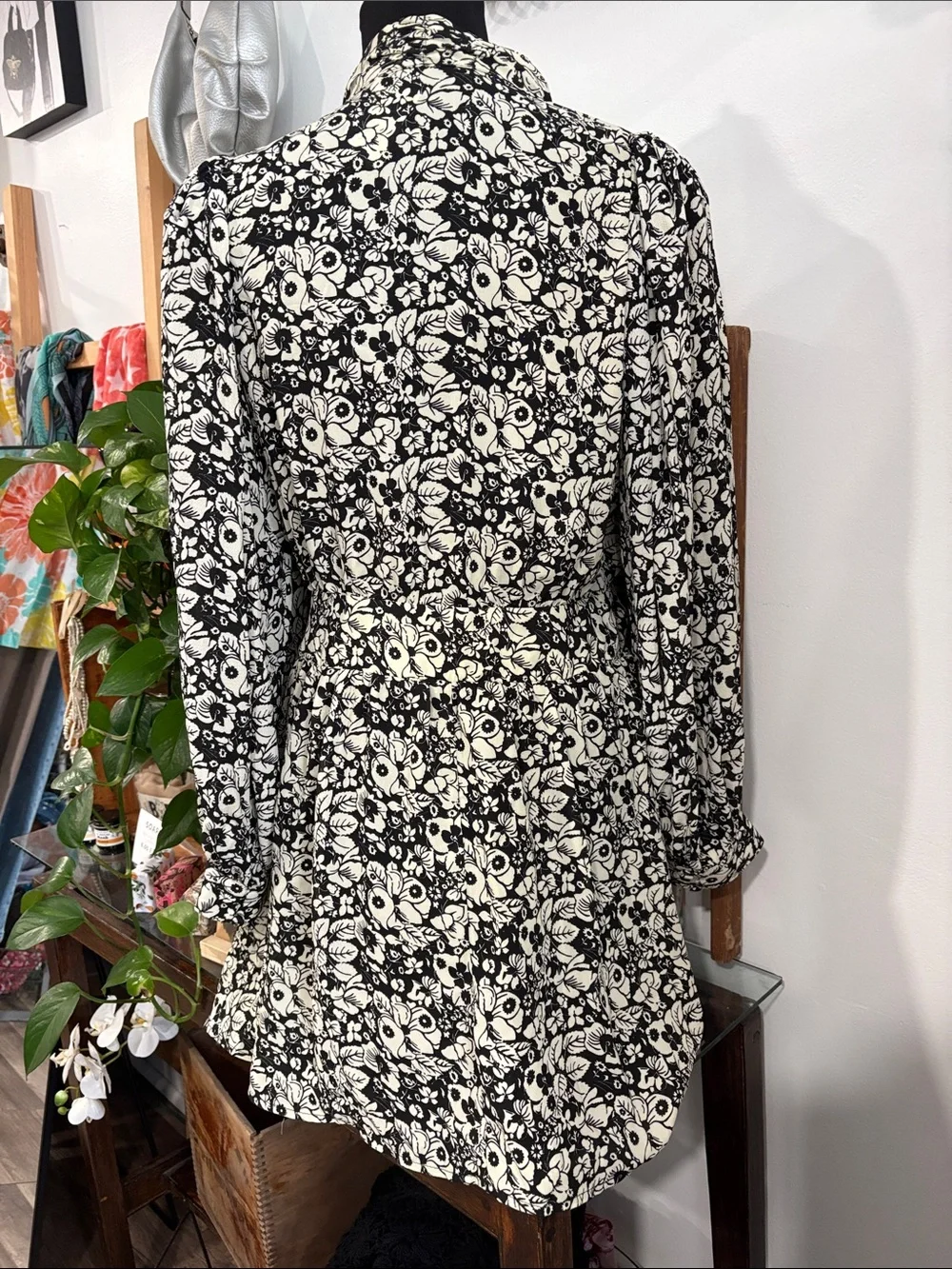 Black & Cream Floral Long-Sleeve Women's Dress with a zipper on the side